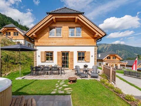 Luxury lodge with sauna and hottub near ski lift