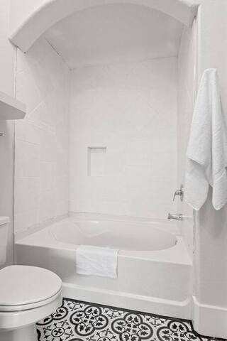 Midtown Modern – Newly updated – Perfect location! gallery image 2