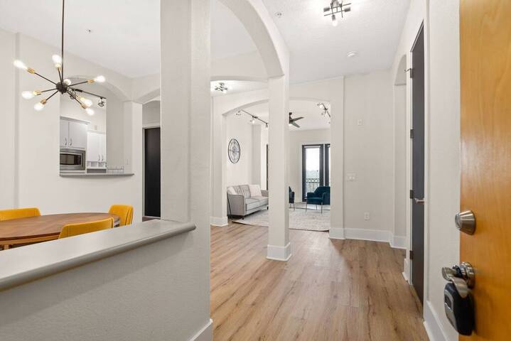 Midtown Modern – Newly updated – Perfect location! gallery image 3