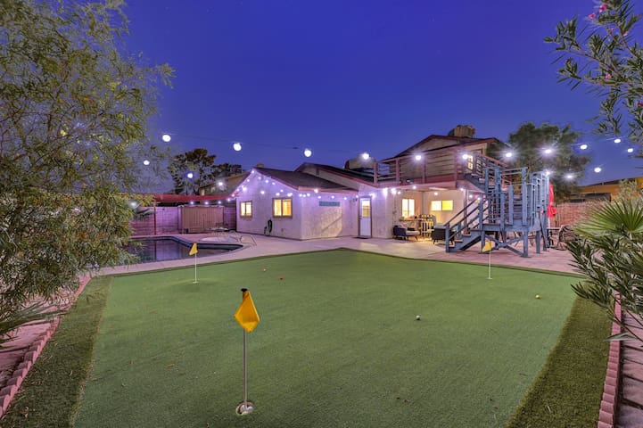 Strip-side Villa: 5BR3BA, Pool, Mini Golf, Karaoke