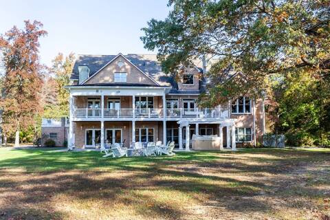 Private Estate, Hot tub Game room Decks and suites