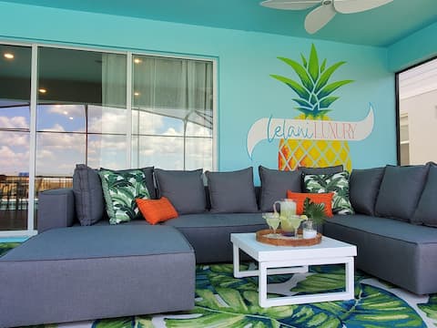 Popular Airbnb listing: 8BR Retreat | Sleep 20 | Theater | Huge Pool & Spa in Florida