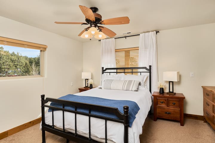 غرفة نوم 4 سرير كوين، خزانة، إمكانية الوصول إلى الحمام 3 (الطابق العلوي)