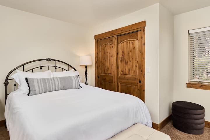 حمام 3 سرير كبير، خزانة، إمكانية الوصول إلى الحمام 3 (الطابق العلوي)