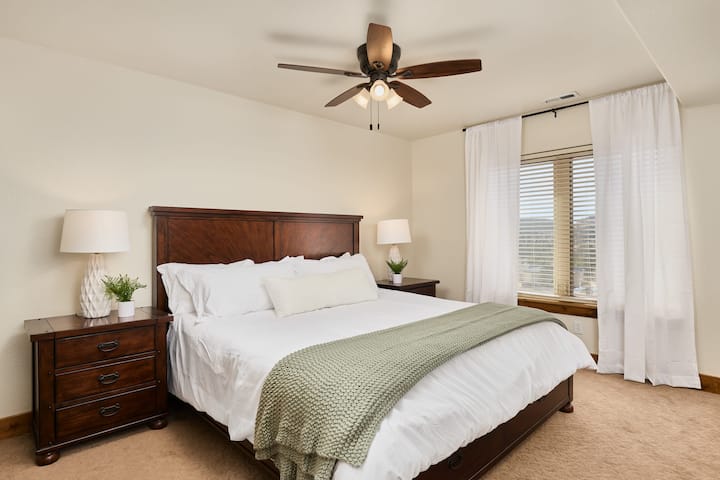 غرفة النوم الرئيسية بسريرين كبيرين (الطابق العلوي)