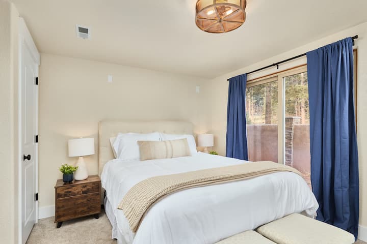 غرفة نوم 5 سرير كبير مع خزانة وإمكانية الوصول إلى الفناء الخلفي (الطابق السفلي)