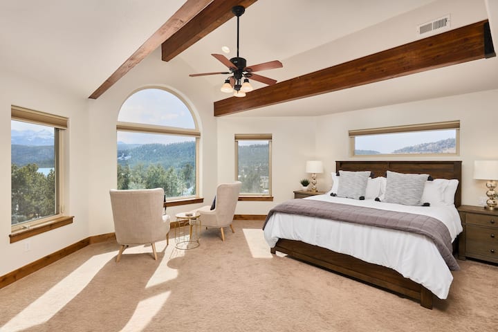 غرفة النوم الرئيسية 1 سرير كينج، منطقة جلوس، نوافذ ضخمة مع إطلالات على بايكس بيك (الطابق العلوي)