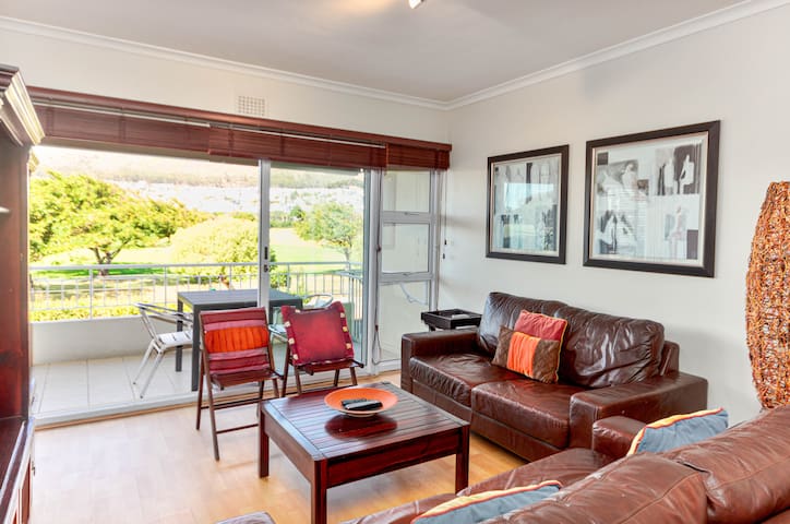 Mouille Point Mountain View 2 Bedroom