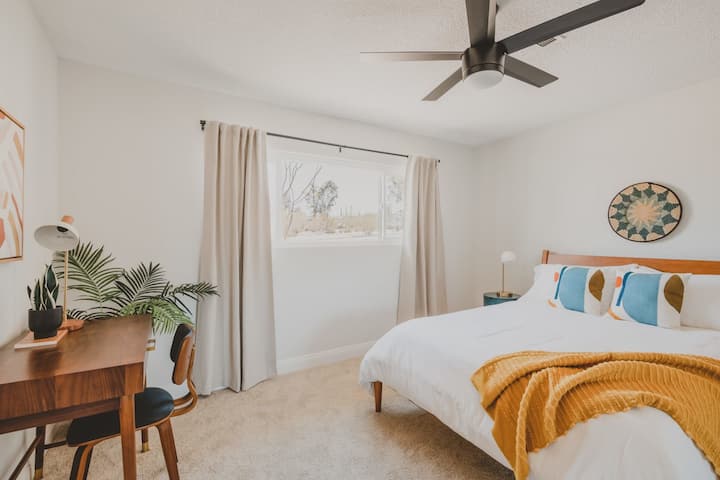 Chumba cha pili cha kulala kina kabati kubwa lenye kioo, meza ya ofisi na mchanganyiko mzuri wa mito migumu na laini kwa ajili ya kulala usiku kwa utulivu. Kuchanganya utendaji na mtindo, ni sehemu nzuri kwa ajili ya kazi na mapumziko.






