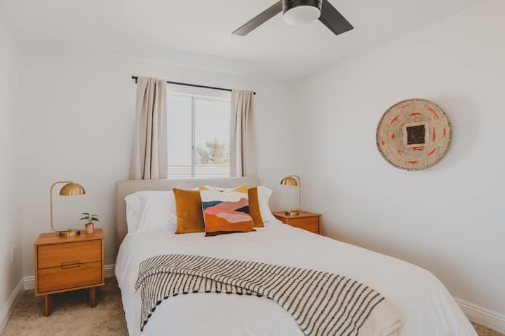 Chumba cha kulala cha tatu kina kitanda cha ukubwa wa malkia kilicho na mito laini na thabiti, mwonekano mpana wa jangwa, kabati kubwa na ufikiaji wa moja kwa moja wa eneo la nje-ukamilifu kwa ajili ya starehe na starehe katikati ya uzuri wa asili.








