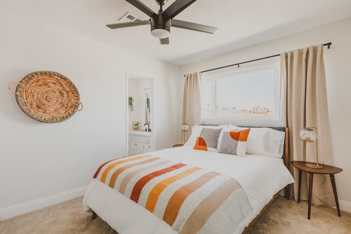 Chumba kikuu cha kulala kina bafu la kujitegemea, mandhari kubwa ya jangwa, kitanda kizuri chenye mito thabiti na laini na feni ya dari ili kukufanya upumzike na upumzike.













