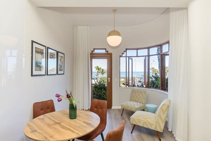 On the Beach in Camps Bay – fully equipped 2 bedro