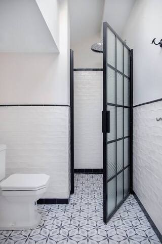 Spectacular Split-Level Luxury Penthouse gallery image 2