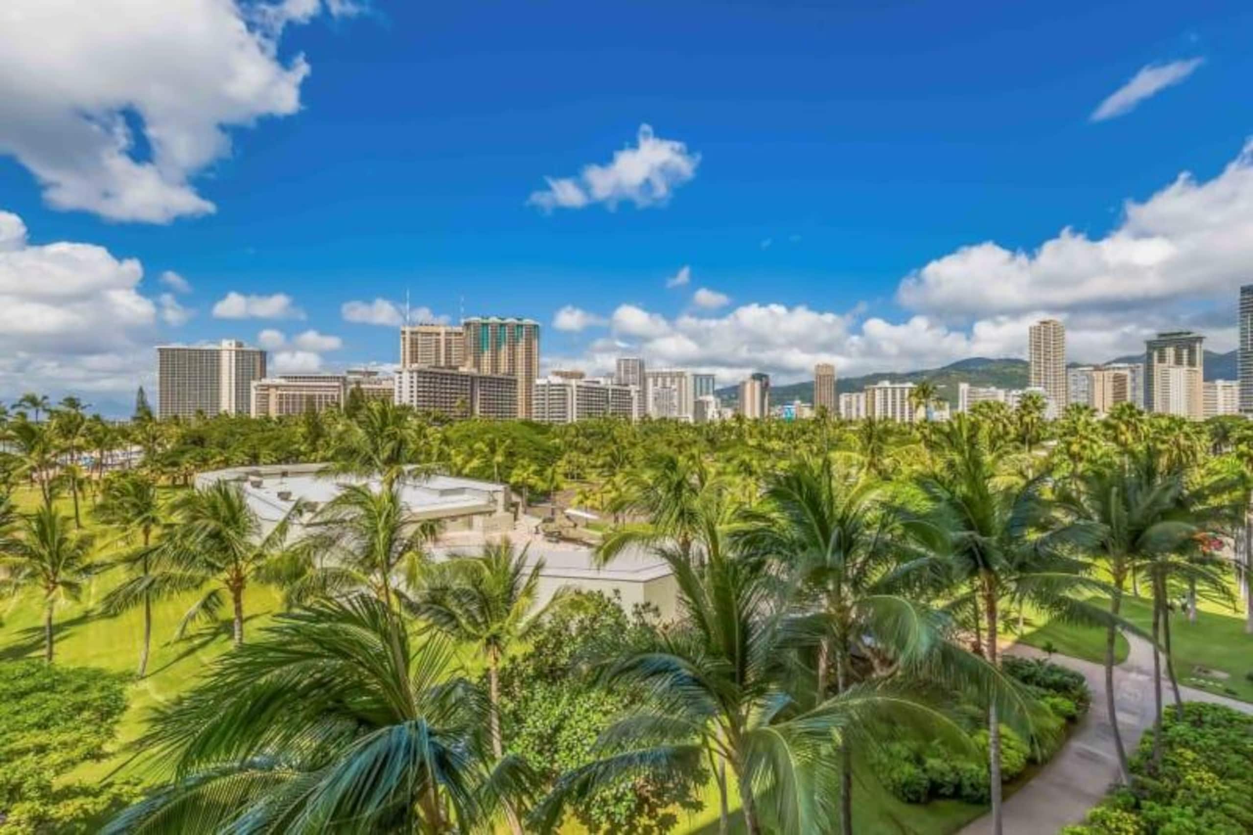 Condo in Honolulu · ★4.43 · 1 bedroom · 1 bed · 1 private bath - Image 34