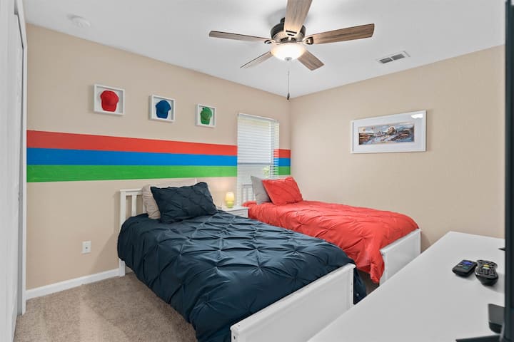 Спалня на основния етаж с две единични легла, със забавна тематика DuckTales.