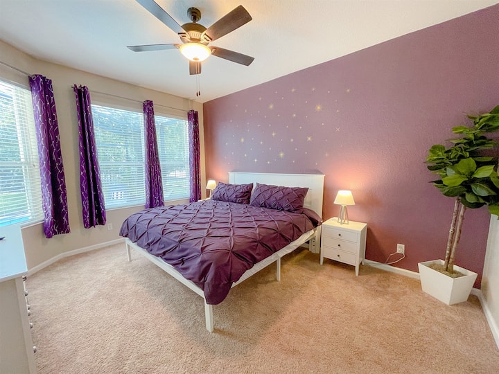 Втора основна спалня със суперголямо двойно легло.