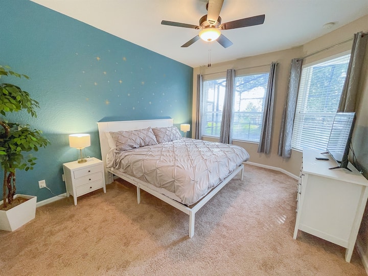 Основна спалня с суперголямо двойно легло.