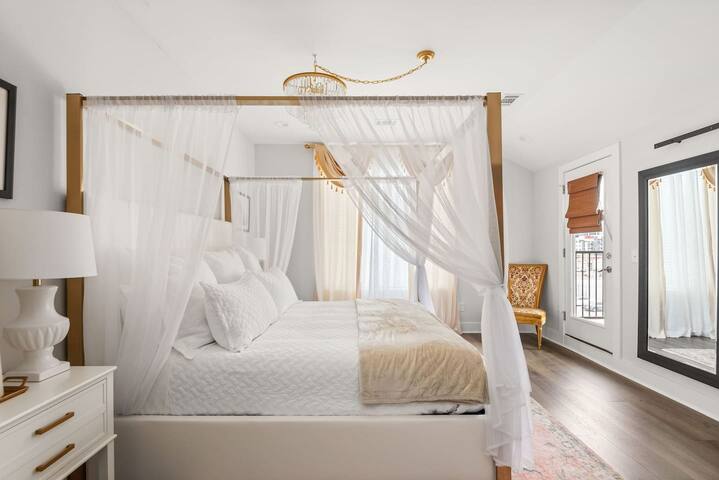 Spacious Group Getaway: Rooftop Deck & Hot Tub! gallery image 2