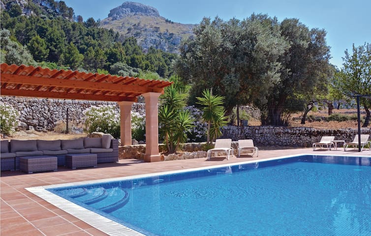 Awesome home in Estellencs