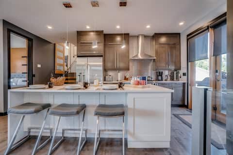 Forest – Bright & Stylish Home w/ King Bed+ AC