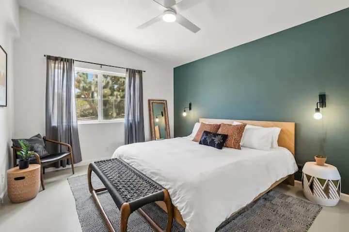 Chambre avec lit King Size et salle de bain attenante