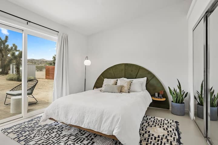 La chambre Queen comprend une salle de bain attenante et un toboggan pour accéder à l'immense cour arrière et au coin salon.