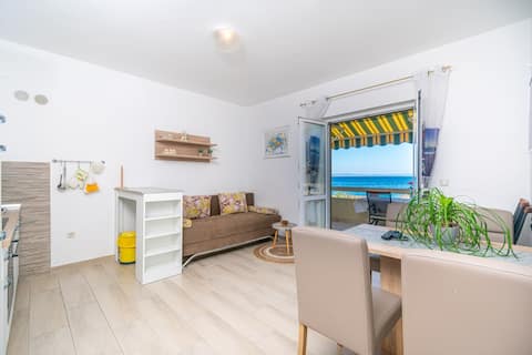 Top performing Airbnb: A-19358-b One bedroom apartment with terrace and in Lun