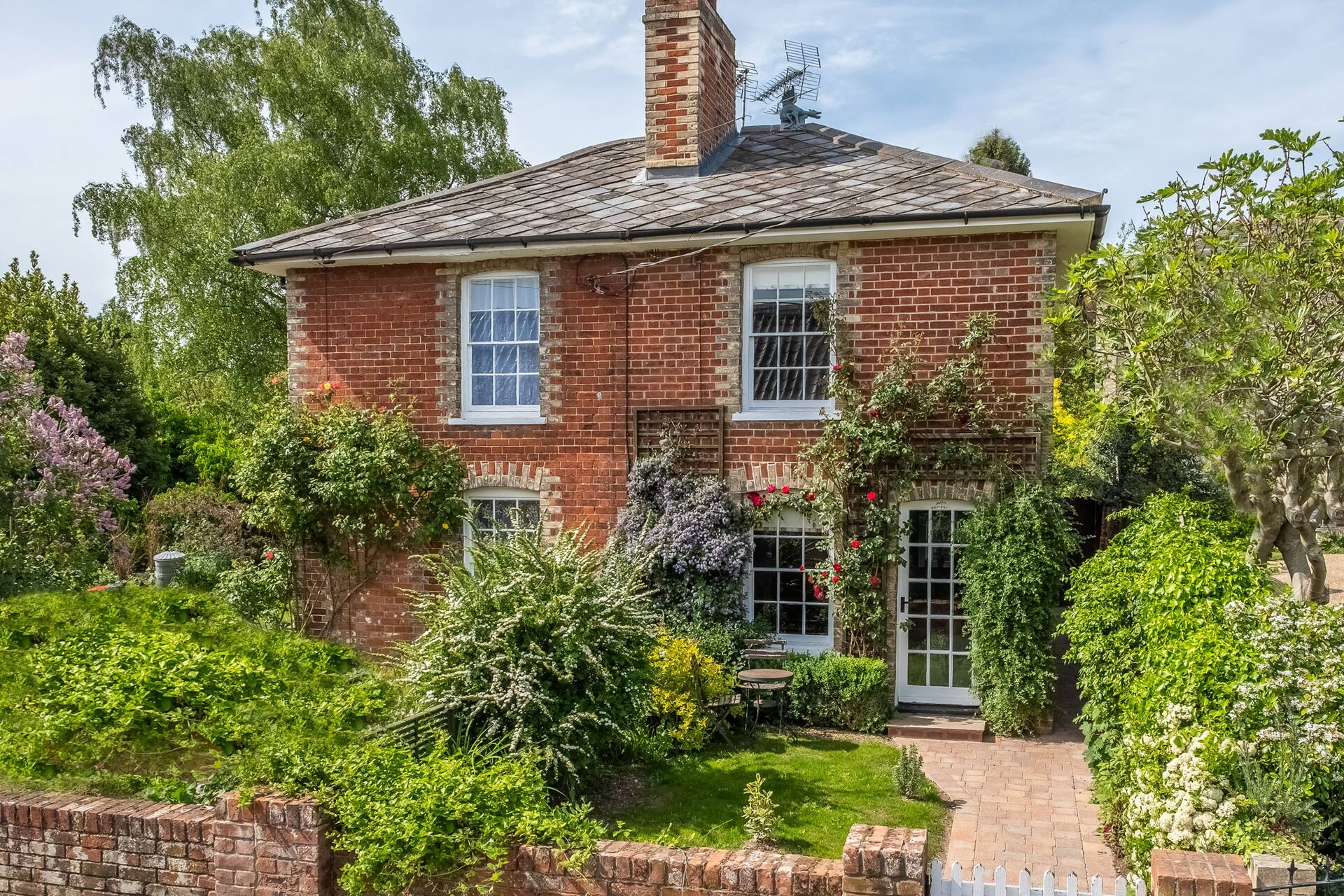 Adorable cottage with a log burner in heavenly village - Constable Lodge — photo 3