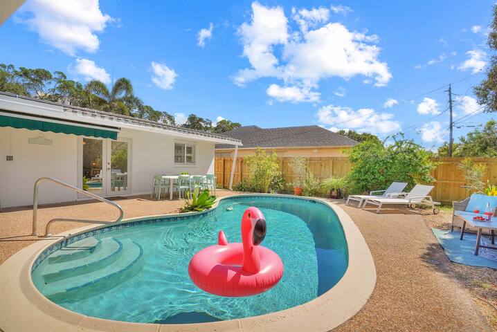 Game room, BBQ, large rooms, spacious home! gallery image 2