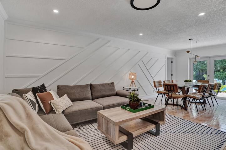 Game room, BBQ, large rooms, spacious home! gallery image 5