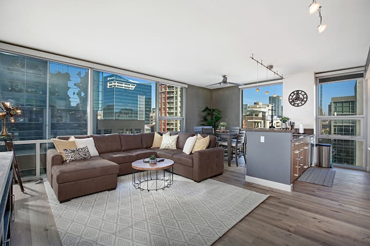 Spacious 2 Bedroom Condo In The Heart Of Downtown! - California