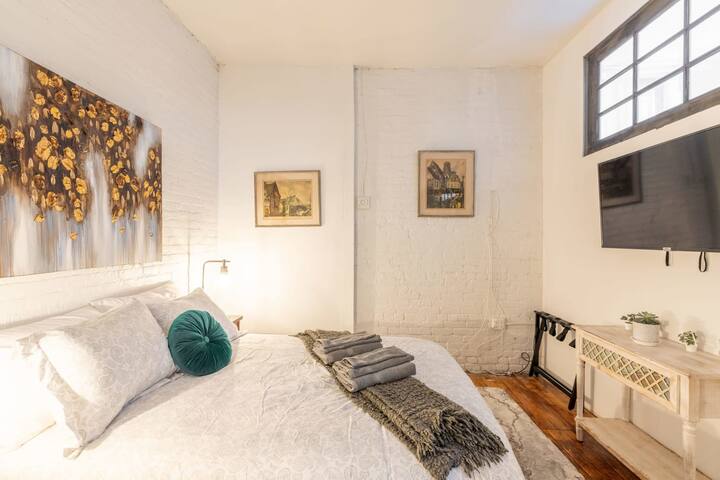 Classy Industrial Apartment steps from Williamsburg Bridge and Bedford Ave 4br|1.5ba gallery image 5