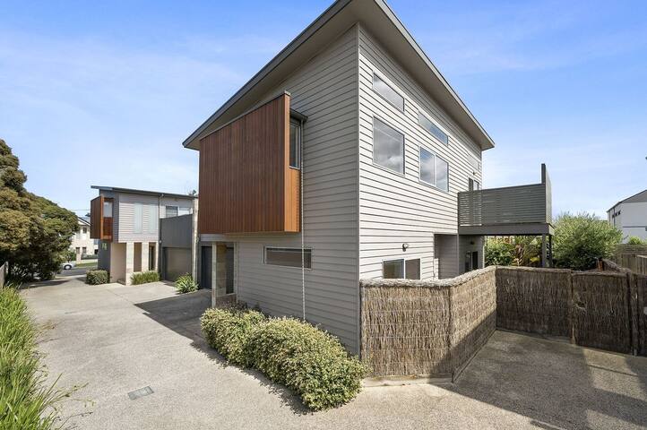 Anderson Central Townhouse – Torquay gallery image 2