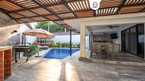 Modern Villa Family Fun Jacuzzi, Pool & Garden