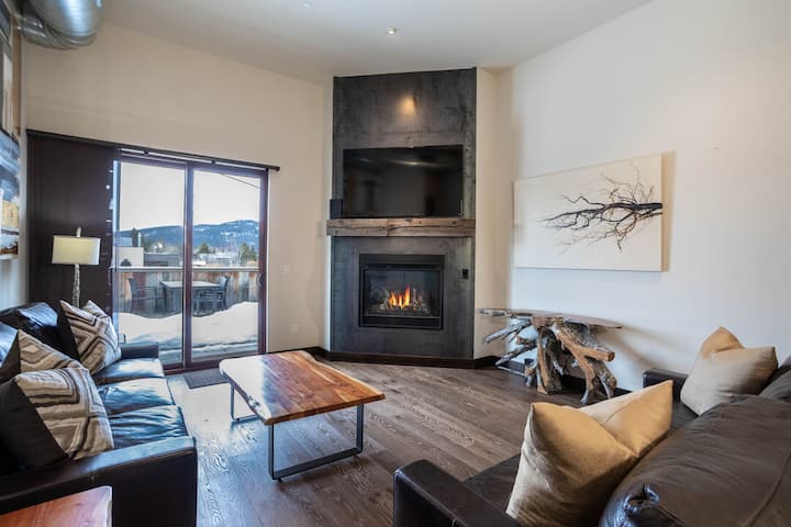 Condo W/private Hot Tub & Rooftop Deck Close To Glacier National Park - Downtown Penthouse - Whitefish, MT
