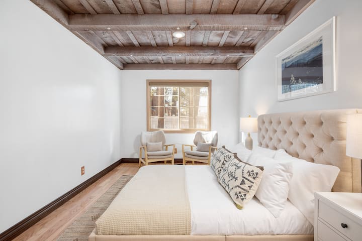 Chumba cha kulala 3 kina kitanda aina ya queen.