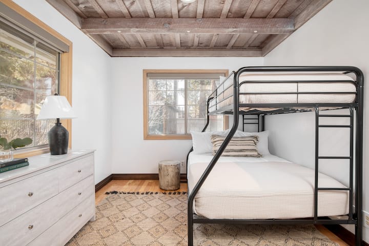 Chumba cha kulala 2 kina kitanda cha ghorofa mbili.