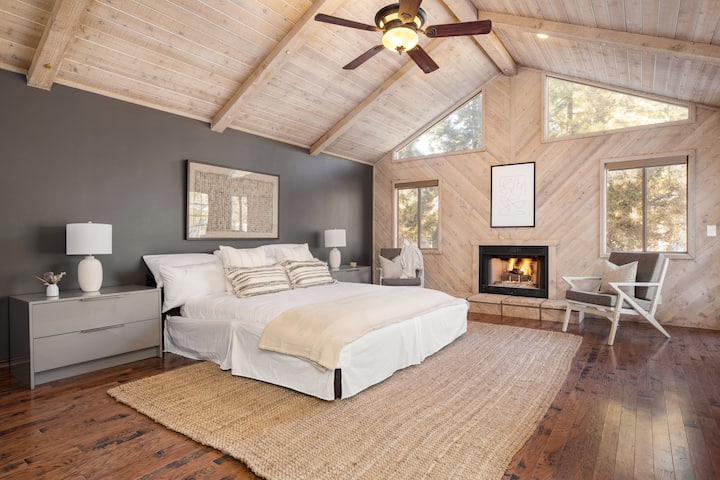 Chumba cha kulala cha msingi kina kitanda aina ya king.