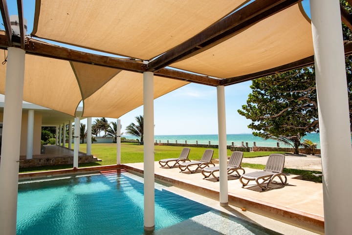 Stunning beachfront Suites Wi-Fi East of Progreso