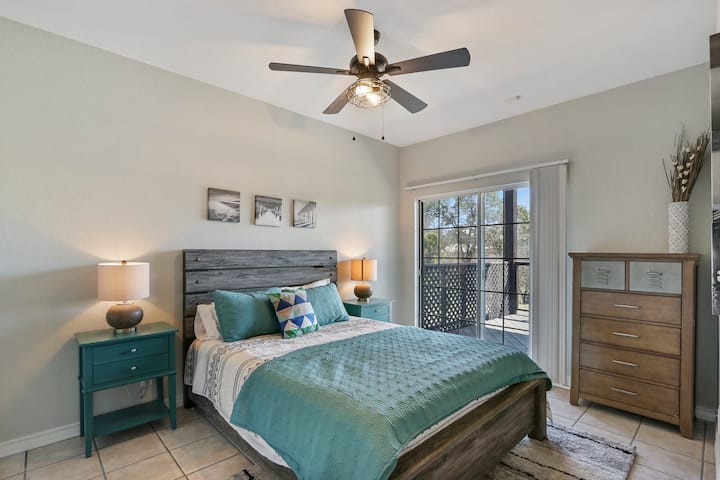 Საძინებელი 2 არის პირველ სართულზე და აქვს საწოლი 152 × 203 სმ.