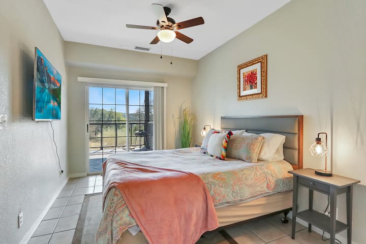 Მე ‑ 3 საძინებელში (ასევე, დაბლა) განთავსებულია ორადგილიანი საწოლი და ქვედა ტერასაზე პირდაპირი წვდომა.