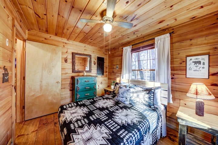 ห้องนอน 3 - เตียงนอนเต็มรูปแบบสไตล์โมเดิร์นพร้อมที่นอนเมมโมรี่โฟมและหมอน