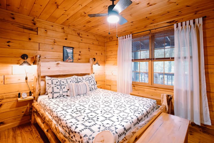 ห้องนอนที่ 2 - เตียงควีนไซส์ที่ออกแบบเองสไตล์โมเดิร์นพร้อมที่นอนเมมโมรี่โฟมและหมอน