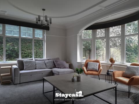 Spacious 5BR Leicester Home w/ Garden & Parki…