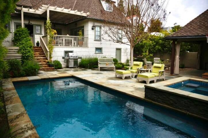 Stunning Hollywood Pool Home – Huge Yard gallery image 2