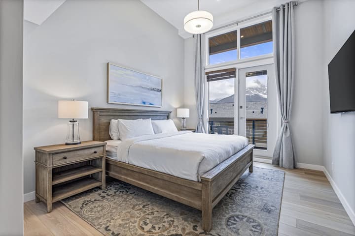 Velika spavaća soba s bračnim krevetom (king size), privatnom kupaonicom s hidromasažnom kadom, dvostrukim umivaonikom i privatnim balkonom.