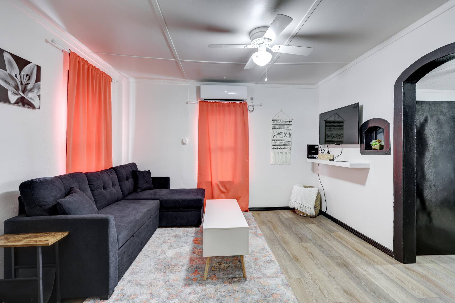 The Bluebird: Modern 1 Bed, Large Peaceful Yard — photo 3