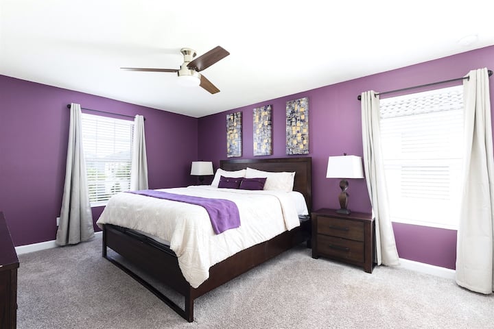 จากนั้นเป็นห้องนอนสีม่วงที่ Villa Ichabod