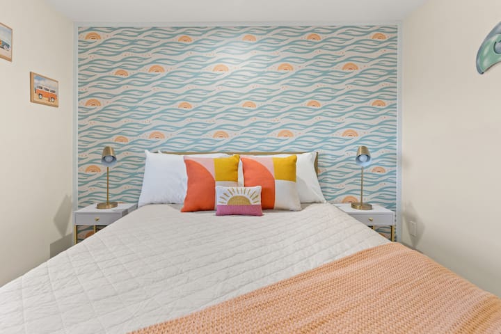 Duerme escuchando las olas en cualquiera de las nuevas camas tamaño queen de lujo.