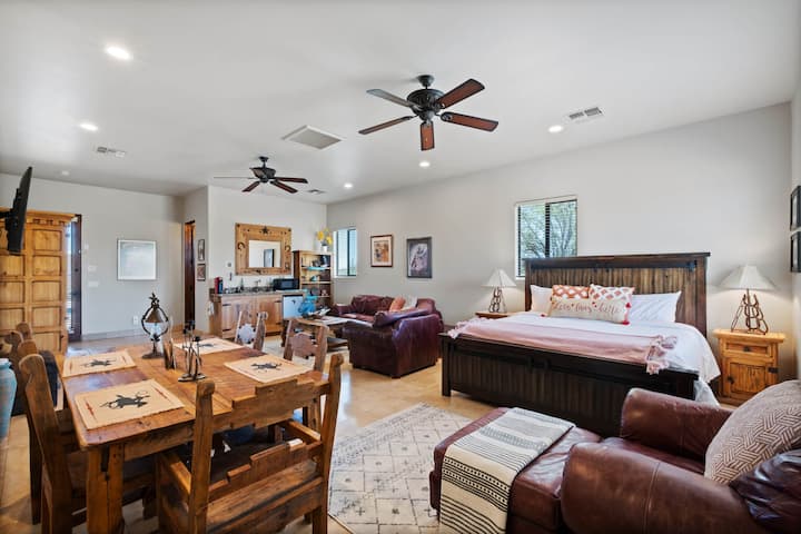 Casita w/ King Bed, Smart TV, Kitchenette